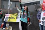 　ダイハツ本社前で抗議活動をするＹさん＝２０２４年４月２６日