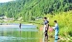 伝統のどぶ釣りを体験する生徒たち＝８日、香美町香住区間室の矢田川