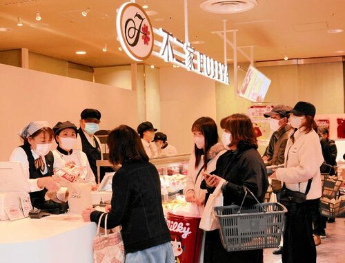 オープン直後、大勢の来店客でにぎわう不二家洋菓子店＝２８日、鳥取市今町２丁目の丸由百貨店