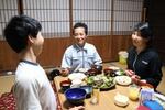 　息子と３人で夕飯を食べる臼井さん夫婦＝２０２４年５月