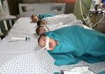　１４日、ガザ市にあるシファ病院でベッドに横たわる新生児ら（パレスチナ首相府提供・ゲッティ＝共同）