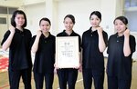 書道パフォーマンス高校日本一を目指す（左から）安田さん、村尾さん、楠田さん、田中さん、谷田さん＝鳥取市西品治の鳥取城北高