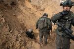 　パレスチナ自治区ガザ南部ハンユニスで、ハマスのトンネルを捜索するイスラエル軍兵士＝１月２７日（ＡＰ＝共同）