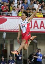 　男子走り幅跳びで７メートル９５をマークし優勝した橋岡優輝。パリ五輪代表に決まった＝デンカビッグスワンスタジアム
