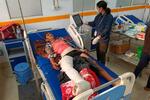 　４日、ネパール西部ネパールガンジの病院で治療を受ける地震の負傷者（ＡＰ＝共同）
