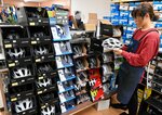入荷したスポーツモデルのヘルメット。帽子タイプなど人気商品はいまだ品不足が続く＝１９日、鳥取市瓦町のサイクルショップフクハマ
