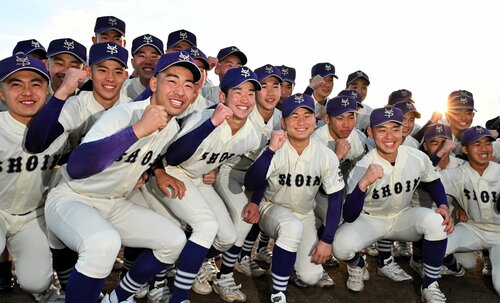 選抜大会出場決定を喜ぶ野球部員ら＝２４日、鳥取県米子市二本木の米子松蔭高