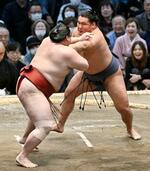 　隆の勝（手前）を攻める豊昇龍。突き出しで下す＝エディオンアリーナ大阪