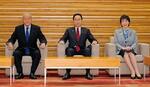 　閣議に臨む（左から）鈴木財務相、岸田首相、高市経済安保相＝８日午前、首相官邸