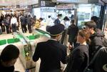 　地震の影響で、混雑するＪＲ東京駅の新幹線南乗り換え口＝１日午後６時１７分