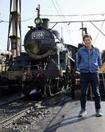　大井川鉄道の蒸気機関車と“名物広報”山本豊福さん＝２０２３年１１月