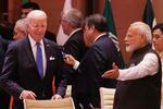 　Ｇ２０サミットでバイデン米大統領（左）を迎えるインドのモディ首相＝９日、インド・ニューデリー（ゲッティ＝共同）