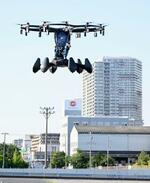 　東京都内で初飛行する「空飛ぶクルマ」＝１７日午後