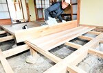 修理業者によって床板の張り替え作業が進む＝２０２３年１０月４日、香美町香住区間室