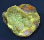 　紫外線の照射で黄緑色の蛍光を発する北海道石