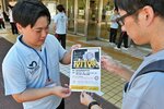 認知症に対する理解と共生社会の推進を呼びかける学生（左）＝２０日、ＪＲ鳥取駅前