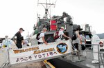 海上自衛隊の船に乗り込む訓練参加者＝２３日、境港市竹内団地