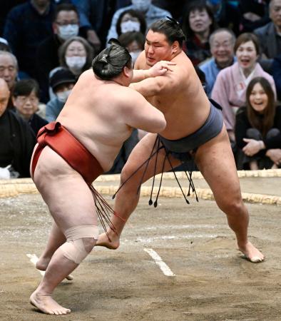 　隆の勝（手前）を攻める豊昇龍。突き出しで下す＝エディオンアリーナ大阪