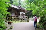 　木々が茂った参道を抜けた先にある十和田神社＝青森県十和田市