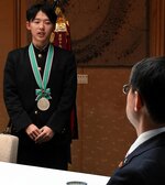 平井知事（右）に決勝の様子を話す道端副主将＝１４日、鳥取県庁