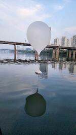 　９日、ソウルを流れる漢江で見つかった北朝鮮が飛ばした大型風船（韓国国防省提供・共同）