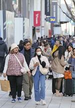 　東京・銀座で買い物を楽しむ外国人ら＝１７日