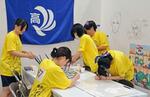 　まんが甲子園が開幕し、作品制作に取り組む生徒たち＝３日午前、高知市