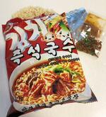 　北朝鮮産の袋入り即席麺（共同）