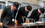 情報漏えいについて謝罪する徳高副教育長（左）ら＝７日、鳥取市役所