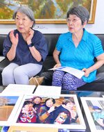 手記や写真を前に、和枝さんが願い続けた平和への思いを語る長女の邦子さん（左）と次女の洋子さん＝７月３１日、米子市内