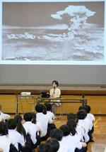 福岡市内の中学校で講演する和田さん＝６月２０日