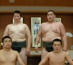 ２０１０年６月 鳥取城北高相撲部に入部したモンゴル人留学生４人。後列右が照ノ富士。壁には「心技体」の額縁＝鳥取城北高相撲場