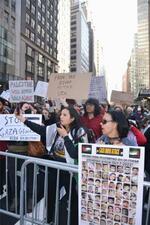 　１３日、米ニューヨーク・マンハッタンで抗議する親パレスチナ派デモ参加者（共同）