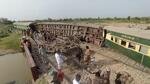 　６日、パキスタン南部シンド州ナワブシャー近くで脱線した列車（ゲッティ＝共同）