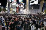 　ハロウィーンを迎え、混雑する東京・渋谷＝２０２３年１０月３１日