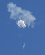 　２月、米サウスカロライナ州沖で撃墜され、落下する中国の偵察気球（ロイター＝共同）