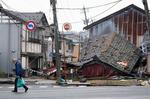 　石川県珠洲市の中心部で倒壊した家屋＝３日午前８時５５分