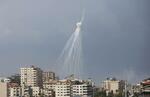 　１１日、パレスチナ自治区ガザ市で、イスラエル軍の攻撃後に漂う煙（ゲッティ＝共同）