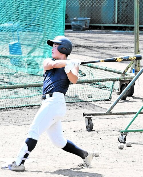 初戦に向けて打撃練習に汗を流す選手ら＝兵庫県西宮市津門中央公園野球場