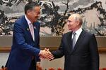 　会談に先立ち、プーチン大統領と握手を交わすタイのセター首相＝１７日、北京（ＡＰ＝共同）