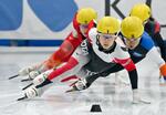 　女子１０００メートルで優勝した平井亜実（手前）＝帝産アイススケートトレーニングセンター