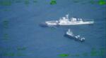 　南シナ海で中国海警局の艦船（前方右）の近くを航行するフィリピンの補給船（同左）＝２２日（フィリピン軍提供・ＡＰ＝共同）