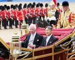 　馬車でバッキンガム宮殿に向かわれる天皇陛下とチャールズ国王＝２５日、ロンドン（代表撮影・共同）