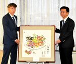 伊木市長（右）に遺作の指画を贈る浜田典宏さん