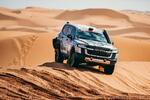 　「ダカール・ラリー２０２４　サウジアラビア」で砂漠を走行するトヨタ車体のランドクルーザー。市販車部門で優勝し、１１連覇を達成した（同社提供）