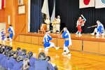 照来小創立１５０周年記念式典で保存会の会員により披露された「丹土はねそ踊り」＝６月