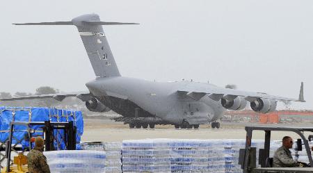 　米空軍のＣ１７輸送機＝２０１１年３月、仙台空港