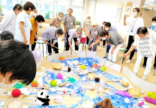 釣り王に興じるなかよし会の高齢者たち