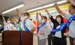 　水俣病被害者が国などに損害賠償を求めた訴訟の判決を控え、集会で声を上げる原告や弁護団ら＝２日午後、大阪市