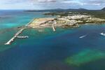 　米軍普天間飛行場の移設先、沖縄県名護市辺野古の沿岸部。手前の大浦湾側には軟弱地盤が見つかっている＝１３日（ドローンから）